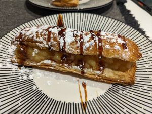 Apple pastry at Kokeshi in Lleida