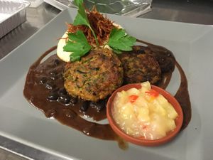 Zucchini Taler auf schwarzen Bohnen. Ein Hauch von Kuba at Viasko - Bar und Restaurant in Berlin