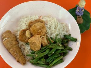 White bee hoon with long bean, tofu and fried "drum stick". Photo by Mr Henry Lau aka Mr Purple at Su Yuan Vegetarian 素缘 - Bedok in East Singapore