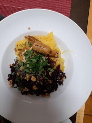 Yellow potato mash, sausage thingies, brown cabbage and walnuts at Paradies Naturkost in Vienna
