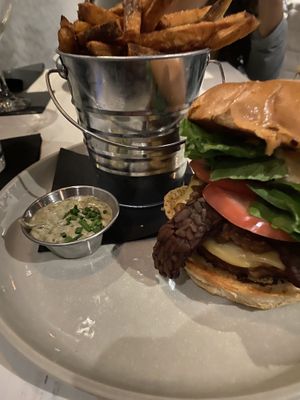 Fakon cheeze burger at Astoria Bistro Botanique in Gatineau