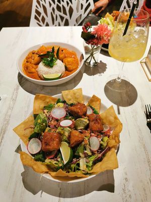 Taco salad and curry at Astoria Bistro Botanique in Gatineau