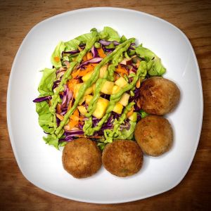RICE BALLS WITH SALAD.
4 rice balls + Salad (butterhead lettuce, red cabbage, carrot, pineapple, apple) + coriander dressing
4 croquetas de arroz + Ensalada (lechuga francesa, col morado, zanahoria, piña, manzana) + aderezo de cilantro.

.
 at Chillicon Valley in Puerto Escondido