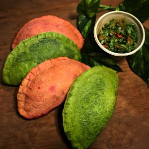 EMPANADAS ARGENTINAS.
2 with soy and 2 with vegetables, served with Chimichurri.
2 de soya y 2 de verduras,
acompañadas con chimichurri. at Chillicon Valley in Puerto Escondido