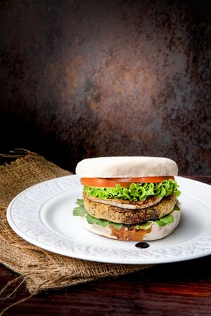 Mê-dia:
Hambúrguer de 100% Vegan (Hambúrguer de Grão, legumes e cereais) - servido com Bolo do Caco, agrião fresco, rúcula fresca, tomate fresco e cogumelo portobello grelha at Triangular Hamburgueria in Evora