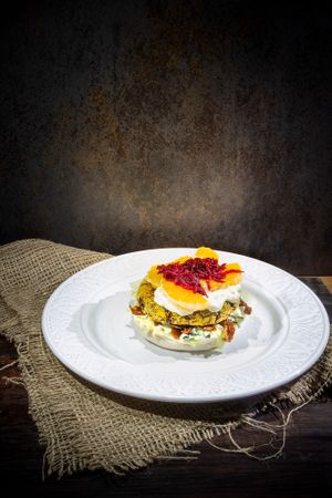 Quédele:
Hambúrguer de 100% Vegan (Quinoa e Cogumelos) - servido com base de Bolo do Caco, queijo roquefort, alface iceberg, tomate seco, cebola frita, laranja e beterraba.. at Triangular Hamburgueria in Evora