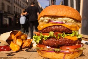 xxl burger at Hank Vegan Burger - Oberkampf in Paris