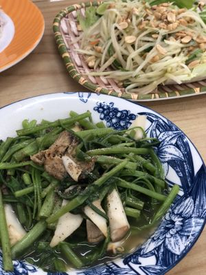 Morning glory and somtam  at Ming Kwan - Suthep in Chiang Mai