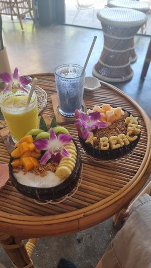 Links: Flamingo Bowl - Rechts: Golden Bowl at Beach Coconuts Bowls - Bophut Koh Samui in Koh Samui