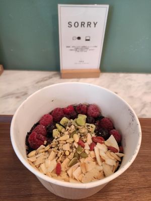 Charcoal detox smoothie bowl at THE_B in Tokyo
