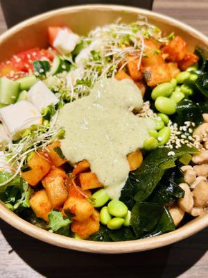 Healthy Bowl mit  fermentierten Zutaten   at THE_B in Tokyo