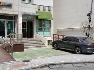 Store front at LouLou Vegan in Jeju