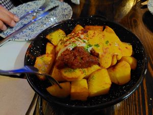 Tapas / papatas bravas with vegan sauces at La Greta in Valencia