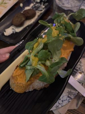 Tosta vegana y falafel   at La Greta in Valencia