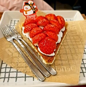 strawberry tart at ByTOFU in Seoul
