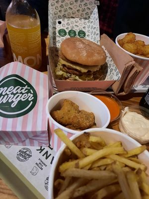 Chicken wings, Fries, chicken burger and cheeseburger at Neat - Soho in London