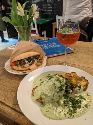 Pita with faux chicken and potatoes with grüne Sose at Vegins in Frankfurt