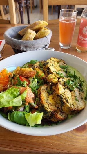 Salat mit Spinatknödeln und grüner Soße at Vegins in Frankfurt