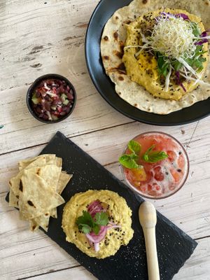 Hummus y jugus at Layla Restaurant Plants & Mushrooms in Puerto Morelos