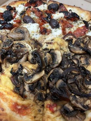 La mejor pizza vegana que he probado  at Layla Restaurant Plants & Mushrooms in Puerto Morelos