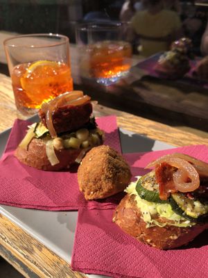 Cicchetti e polpetta (vegani)  at Ae Bricoe in Venice