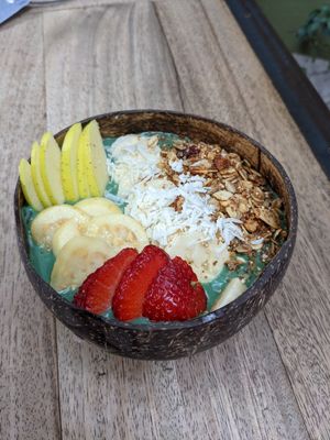 Spirulina smoothy with fruit and granola at Rústica in San Miguel De Allende