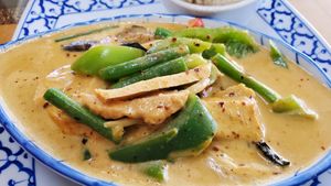 Yellow curry with vegan chick'n at Tom Yum in Surprise
