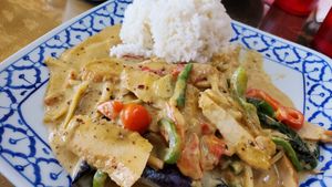 Yellow vegan Chick'n curry at Tom Yum in Surprise