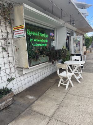 outside shot  at Kaimana Farm Cafe in Honolulu