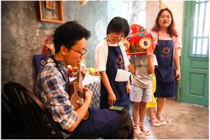 I play music here to serve people. We love it. The kid is so fun to play with. Being here is the gooooood old time to me. Oh dear just nice of Karma Kitchen ^^ :D at VEJO - The Vege journey in Hanoi