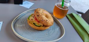 Veganer Bagel und Mango-Bubbletea at Urban Brunch Lab in Trento