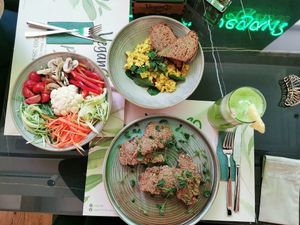 salad, bruschetta with pesto and tofu and vegan omelette lacking seasoning at Organic Life in Chisinau