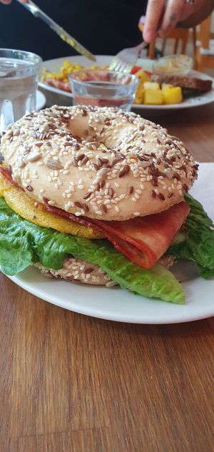 Chickpea omelette, vegan bacon bagel at Radikalecker in Berlin