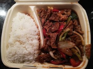 Gebratener Tofu mit Sojasauce, Gemüse und Reis  at Mekong Grill in Hamburg