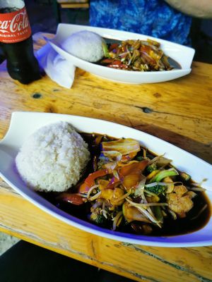 Leckeres Essen auch spät in der Nacht am Wochenende. Der Betreiber ist ehrlich, was vegan ist und was nicht. Sehr freundlich! at Mekong Grill in Hamburg