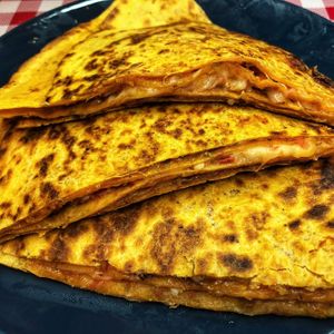 Pizzadilla at Tétés Burritos in Cascais