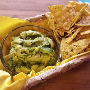 Guacamole e totopos at Tétés Burritos in Cascais