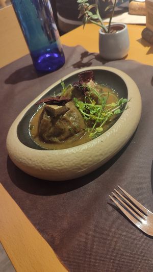 Cebollas rellenas con chips de remolacha at La Cuadrina de Tanislao in Asturias