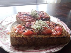 Bruchetas de tumaca y brotes de alfalfa at Con Sentido in Barra De Valizas