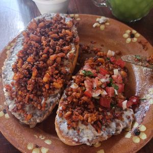 Molletes de chorizo vegano at Veggie Veggie in Puerto Morelos