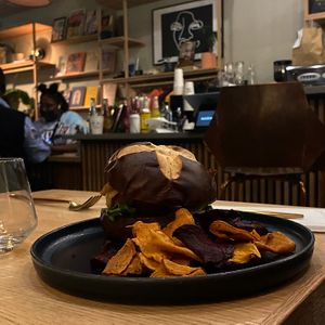 beyond meat burger + veg chips at Aunts et Uncles in Brooklyn