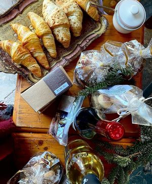 Christmas decorations and croissant at Café le Hygge in Munich