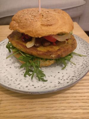 The best vegan lentil burger at Café le Hygge in Munich