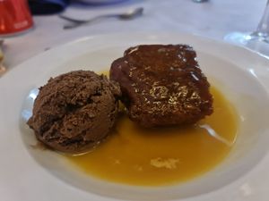 Vegan sticky toffee pudding with chocolate icecream at Patio de la Fuente in Calpe