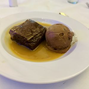 Sticky toffee pudding with vegan chocolate ice cream (dessert)  at Patio de la Fuente in Calpe