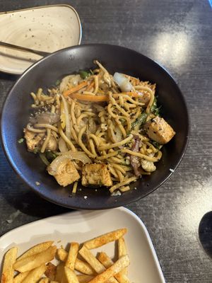 Tofu lomein  at Pa' Comer Sano in Vega Baja