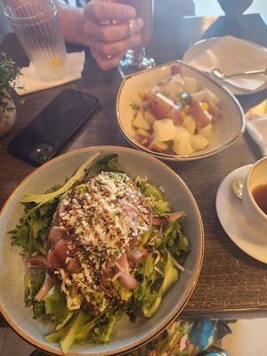 Avocado toast and potatoes at Pa' Comer Sano in Vega Baja