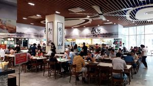 View of food court. Photo by Sam Lama at SSL Vegetarian 顺顺来素食 in North Singapore