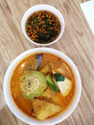 Laksa yong tau foo with soup at SSL Vegetarian 顺顺来素食 in North Singapore