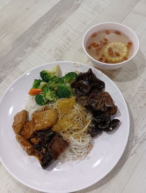 Mixed vegetables meehoon at SSL Vegetarian 顺顺来素食 in North Singapore
